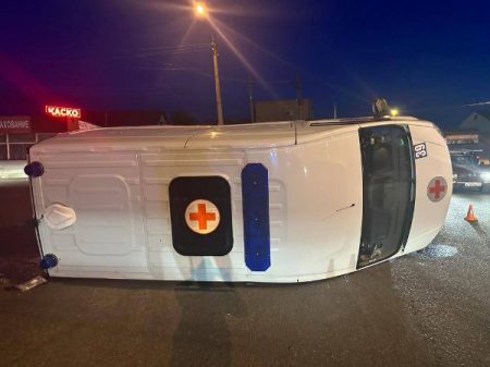 Пожилую астраханку, попавшую в ДТП со скорой помощью, экстренно госпитализировали