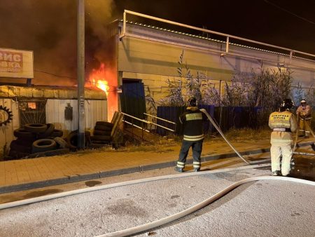 В Астрахани этой ночью горели «Газель» и 2 хозпостройки