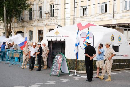 Астраханский губернатор посетил мобильный пункт ВС РФ в День рыбака