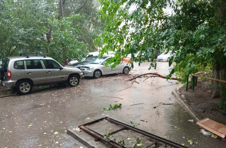 Астраханские службы ликвидируют последствия урагана