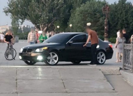 Астраханец на BMW без госзнаков припарковался у Петра Великого