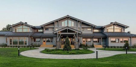 Под Астраханью продается усадьба бизнесмена Олега Тинькова за 900 млн рублей