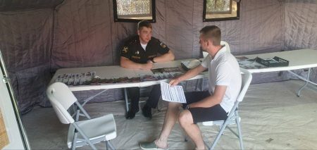 В День физкультурника около 200 астраханцев посетили мобильный пункт отбора на контрактную службу