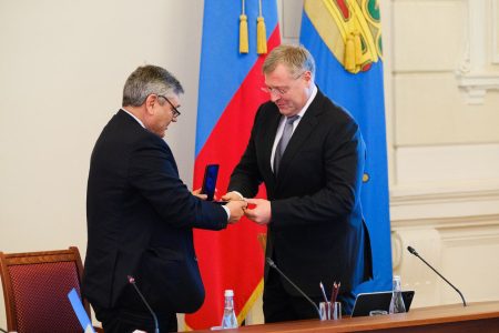 Астраханский губернатор Игорь Бабушкин удостоен высокой награды МИД России