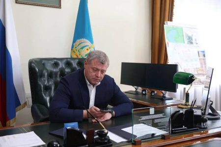 Астраханский губернатор поздравил с днём рождения ветерана партии «Единая Россия»