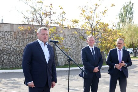 Астраханский губернатор и гендиректор КТК передали новую автотехнику соцучреждениям