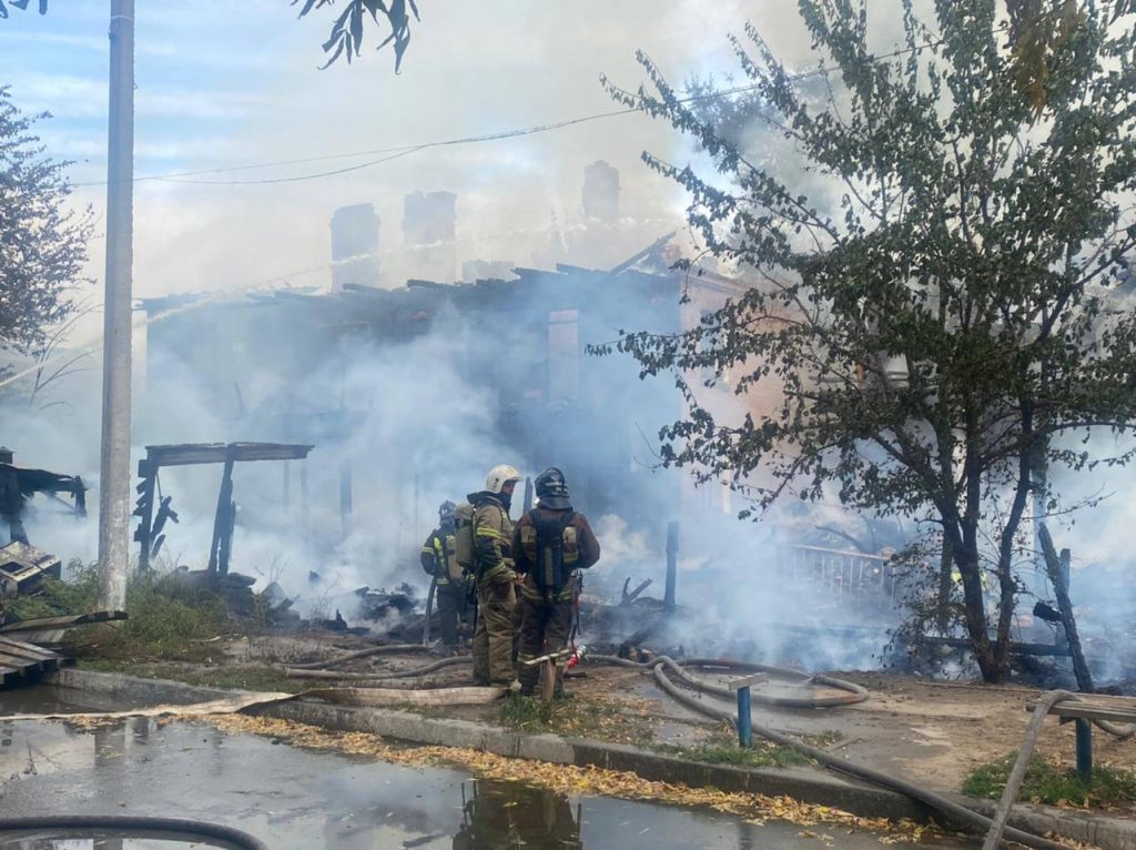 Пожар в Трусовском районе Астрахани удалось локализовать. Прокуратура начала проверку