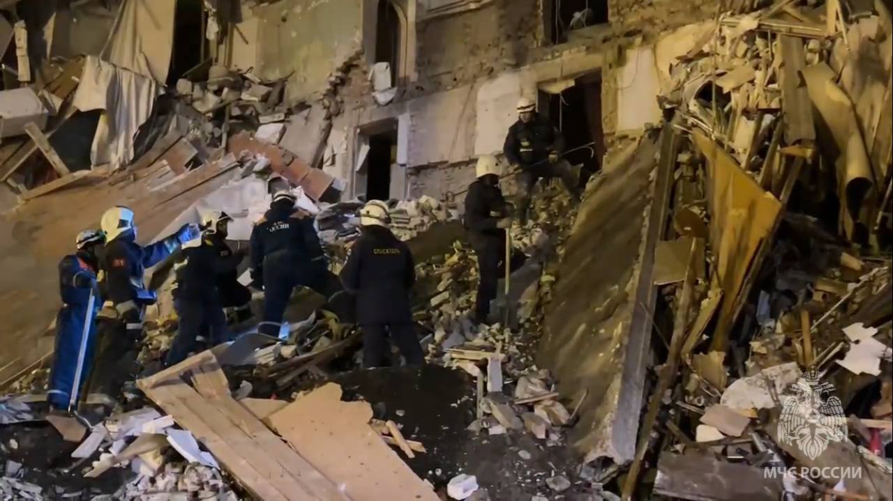 обрушение астрахань. 2012. рухнуло общежитие. обрушение дома в астрахани. обрушение дома астрахань 2023.