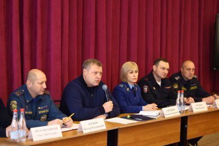 Астраханский губернатор встретился с жильцами обрушенного дома