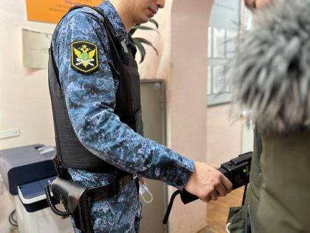 В Астрахани разыскиваемую алиментщицу с полумиллионным долгом обнаружили в здании суда
