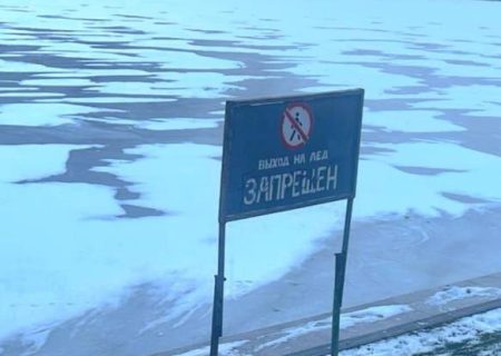 Выход на лёд в Астраханской области — крайне опасен!