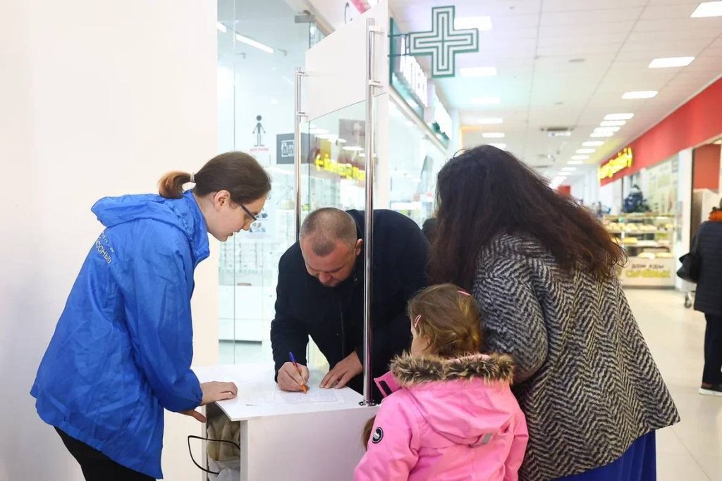 Астраханцы ставят подписи за выдвижение Владимира Путина в Президенты России