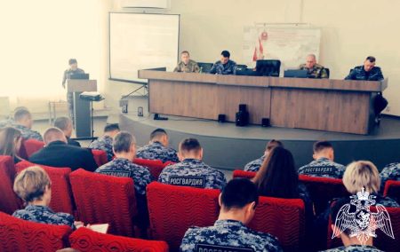 Астраханских росгвардейцов проинформировали об общественно-политической обстановке в стране