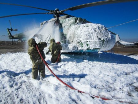 Астраханские пожарные потушили вертолет в Наримановском районе