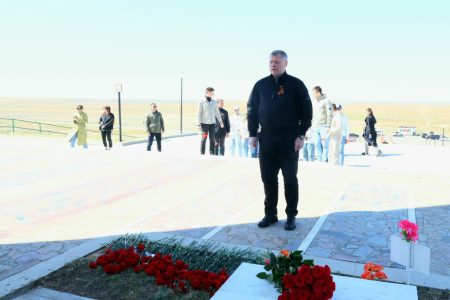 Астраханский губернатор почтил память павших на фронтах Великой Отечественной войны