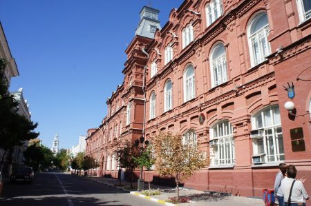Свиту всегда играет король