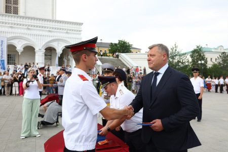 Игорь Бабушкин вручил аттестаты астраханским суворовцам