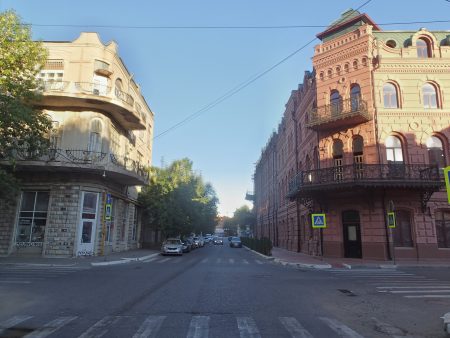 Бордюры всему голова! . С этой недели в городском административном поле складывается новая ситуация. Полуполноценным мэром становится Н.Л.Кучерук. Полноценность же наступает с момента потери приставки ИО. Но уже понятно, что широта полномочий новому градоначальнику выдана вместе с высокой степенью ответственности, в том числе по уже состоявшимися при прошлом мэре вещами в городском хозяйстве Астрахани. Постараемся по мере сил озвучивать основные городские проблемы. Сейчас в разгар летнего сезона стоит ожидать наплыва гостей города, желание которых явно не будет ограниченно ловлей и поеданием рыбных деликатесов. В этой связи дополнением, а то и альтернативой, подобному способу туристического отдыха выступает посещения нашего старинного купеческого города с обозрением его главных достопримечательностей, кучно расположенных в центральной части Каспийской столицы. А здесь вместе с чередой исторических и культурных объектов туристов ждет лицезрения множества неприглядных вещей. Наиболее вопиющими из который сейчас выглядит состояние дорожного и пешеходного покрытия, а также отсутствие этих самых парковочных мест в центре города. Того самого Белого города, красотами которого приглашают насладиться многичисленные туристические и экскурсионные агентства. К слову, видимо большая рыночная емкость культурного туризма, заставила даже депутата О.Шеина податься в платные экскурсоводы. Но гости города вместе с прекрасной архитектурой и обилием исторических экспонатов получают ещё вид ставшего ежегодным действа по ремонту дорог и замене бордюров в центре Астрахани. Понятно, что латать надо, особенно в центральной части, но не в туристический же сезон и не в дневное время, когда офисный планктон и гости города забивают автомобилями весь массив придомовых территорий. Удивление вызывает скорее отсутствие синхронности в работе различных подрядчиков и недальновидность заказчиков. Еще раз подчеркнем, что торги и работы начались до назначения Назара Леонидовича на исполнение полномочий мэра. Но решать их уже ему. Почему работы по замене бордюров осуществлялись не вместе с ремонтом дорожного полотна, а в аккурат после. То есть сначала все раз долбили, потом закатали в асфальт, а потом опять раздолбили, чтобы в последствии сдвинуть бордюры и опять все закатывать в асфальт и тротуарную плитку. При этом вечная замена бордюров в фантазиях некоторых горожан почему то виделась как не механическая замена одних на другие, но и заметное уменьшение части пешеходных тротуаров для создания дополнительной парковочной полосы. Действительно, если с каждой стороны срезать тротуар, люди ходить в притирку в домами не будут, но вот место для автомобилей скоротать можно. К сожалению, надежды дорожных оптимистов не оправдались. Ковыряние должного асфальта просто часть работ по замене, а не оптимизации пешеходного пространства. А жаль. То же механическое уменьшение пешеходной дорожки у входа в гостиницу «Астраханская» позволила отельерам увеличить парковочное место для гостей гостиницы. Вот здоровый взгляд на предмет. Ситуация с нынешней заменой бордюров напоминает московскую. Там вечно под чьи то интересы перекладывают плитку в относительно хороших местах, а у нас совершенствуется мастерство укладки новых бордюров на местах ещё довольно приличных старых. При чем в этот раз для этой замены бордюрного полотна даже деревья в створе улиц Свердлова и Фиалетовой поснимали. Не самая лучшая идея в городе с супер жарким климатом. Не менее удивительной для горожан и гостей города остается ситуация с открывшемся проездом по улице Кирова в створе улиц Эспланадная и Советская. Для горожан этот Астраханский бродвей давно ассоциируется с местом неспешных пешеходных прогулок. Тем более ограничители проезда на перекрестках улицы Кирова обеспечивали этот самый безопасный променад. Но в последнее время проход стал идти параллельно с проездом транспорта. При чем ходит не только и не сколько коммунальный транспорт, обслуживающий Братский Садик и прилегающие окрестности, а частные авто. Ранее в прошлом и начале этого годов пошел транспорт строителей реконструируемого под Православную гимназию Дома генерал-губернатора. Рвение строителей даже вылилось в разрушение одной реликвии улицы Кировой. Мы говорим про застекленную экспозицию прежнего булыжного покрытия улицы Кирова. Вроде строительство подошло к концу, и даже сломанный экспонат залатали, а проезд так и остается открытым для все возможного транспорта. А ведь это полюбившееся горожанам место именно безопасного пешего отдыха. Какая теперь безопасность, если машины шныряют как хотят. Вроде бы незначительные вопросы по сравнению с гигантскими городскими проблемами в виде текущей канализации, убитых дорог, бродячих собак. Но дьявол, как известно, в деталях. Именно эти детали создают представление горожан и гостей города о правильности новых подходов работы нового главного администратора администрации города.