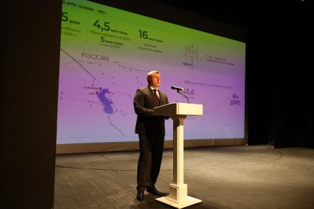 Игорь Бабушкин выступил перед педагогической общественностью с докладом о развитии региона