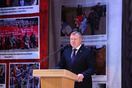 Губернатор Игорь Бабушкин вручил награды астраханским поисковикам.