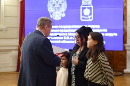 В Астрахани семьи участников специальной военной операции получили государственные награды.