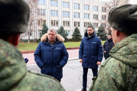 Губернатор Игорь Бабушкин вручил новую мототехнику астраханским участникам специальной военной операции.