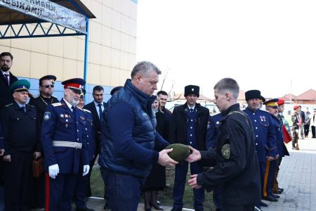 Игорь Бабушкин передал астраханским кадетам оливковые береты.