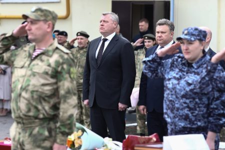 В честь Дня Росгвардии Игорь Бабушкин наградил служащих и бойцов подразделения.