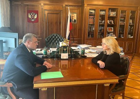 Губернатор Астраханской области провел встречу с вице-премьером Правительства России.