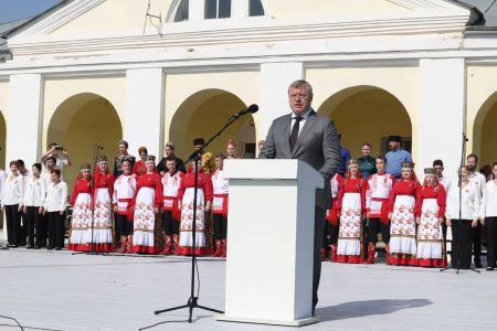 В День России губернатор Астраханской области вручил 21 мотоцикл военнослужащим.